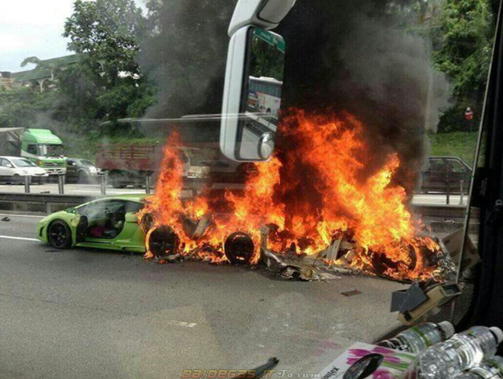 Lamborghini Huracan горит