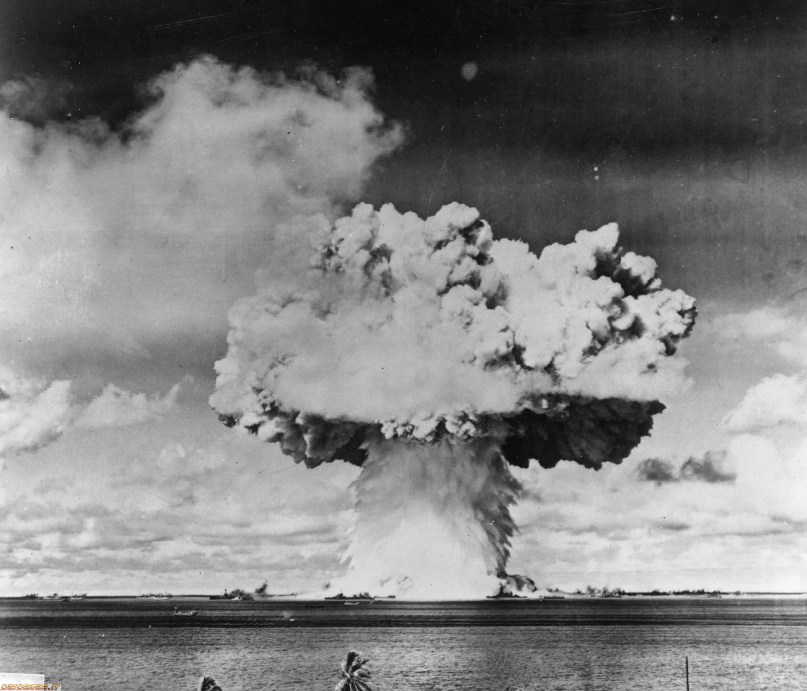 Нейтроны ядерного взрыва. Атолл бикини взрыв атомной бомбы. Подводный атомный взрыв 1958. Атомный гриб Чернобыль. Взрыв атомной бомбы "ядерный малыш".