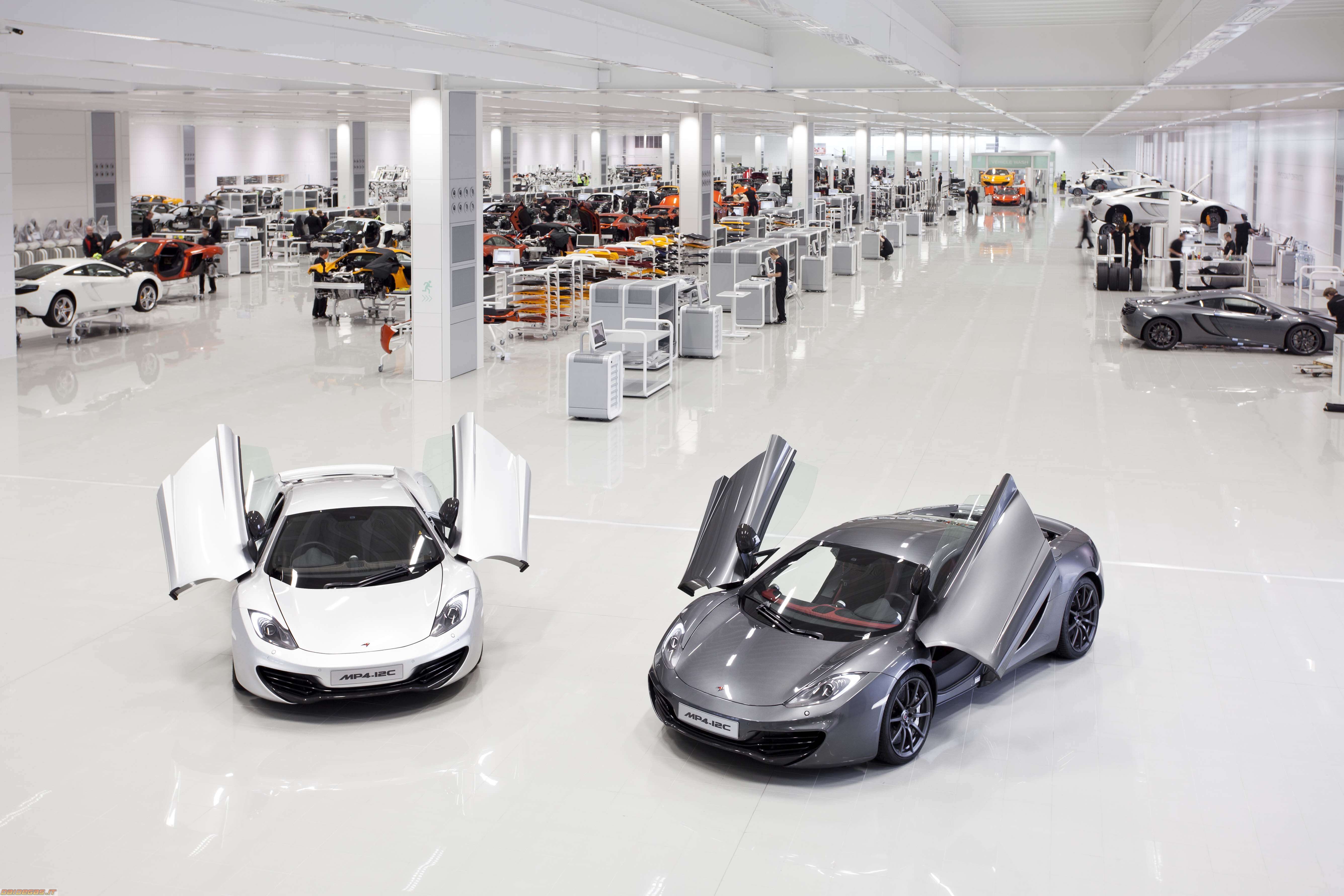 Building cars. MCLAREN Automotive автомобилестроительные компании Великобритании. Event facilities for car sales.