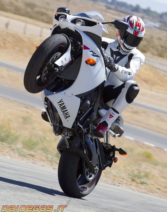 Yamaha r1 Wheelie